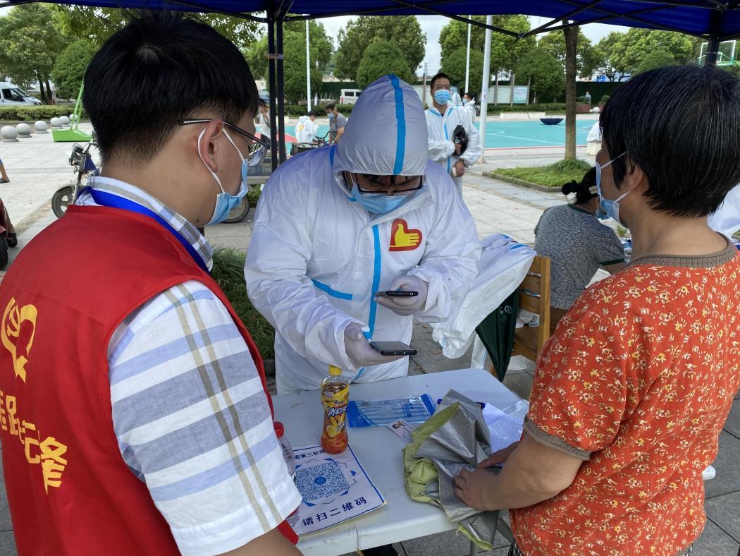 北仑区白峰街道11名宁职院大学生志愿者投身核酸检测一线