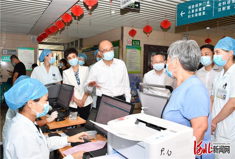 8月25日,省长许勤在石家庄市调研检查。这是许勤来到石家庄市裕翔社区卫生服务中心,与现场接种群众深入交流,广泛征求优化服务、提高效率的意见建议。 河北日报记者孟宇光摄
