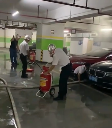 网曝特斯拉车库自燃“带走”宝马 公关骚操作惹