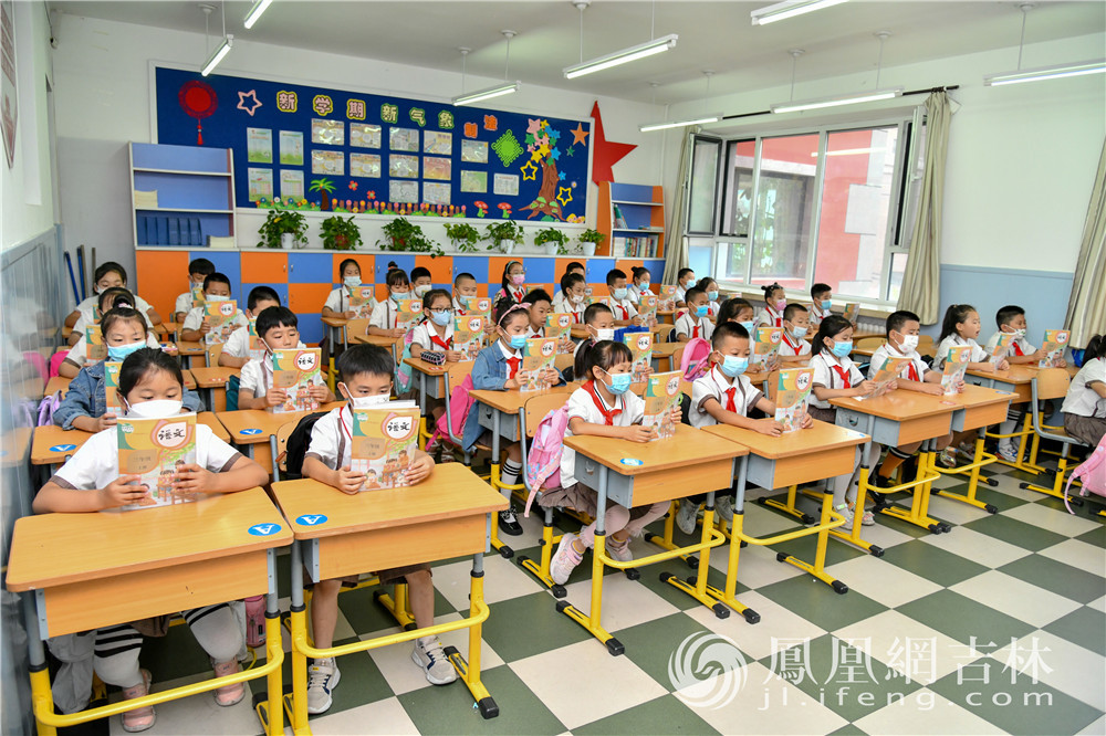 小学生在朗诵诗歌。梁琪佳摄