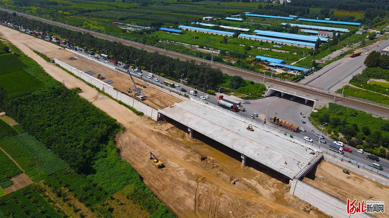 2021年8月24日，建设者在国道337与国道107交叉跨线桥现场加紧施工。河北日报记者赵永辉摄影报道