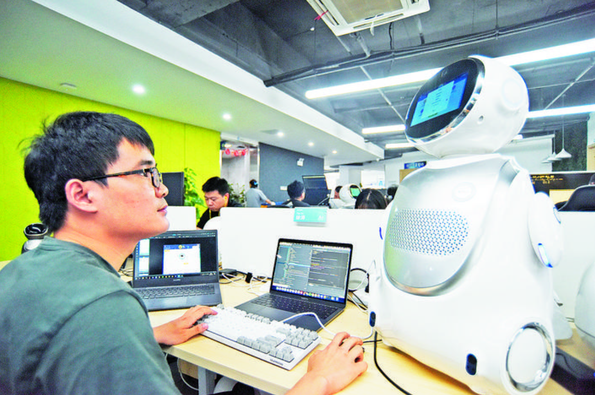 科大讯飞,技术人员正在调试机器人.