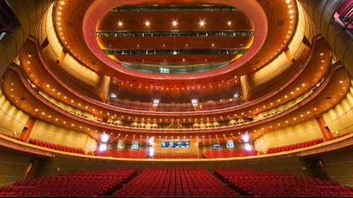 歌剧院是国家大剧院内最宏伟的建筑，能够容纳观众2398人