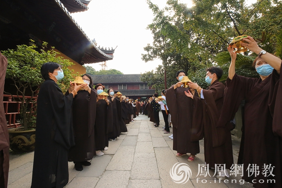 护法居士随喜参加传供(图片来源:凤凰网佛教 摄影:普陀山佛教协会)