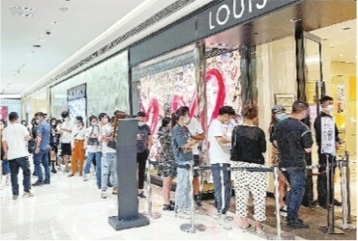 武汉国际广场品牌门店前，顾客有序排队进店选购。