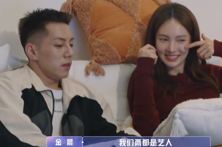 卡斯柏牵手金发美女同回酒店 揽女生腰疑似恋情曝光