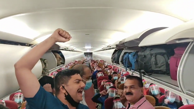 印度人撤离后在飞机上庆祝 阿富汗外交官怒批：可悲愚蠢！