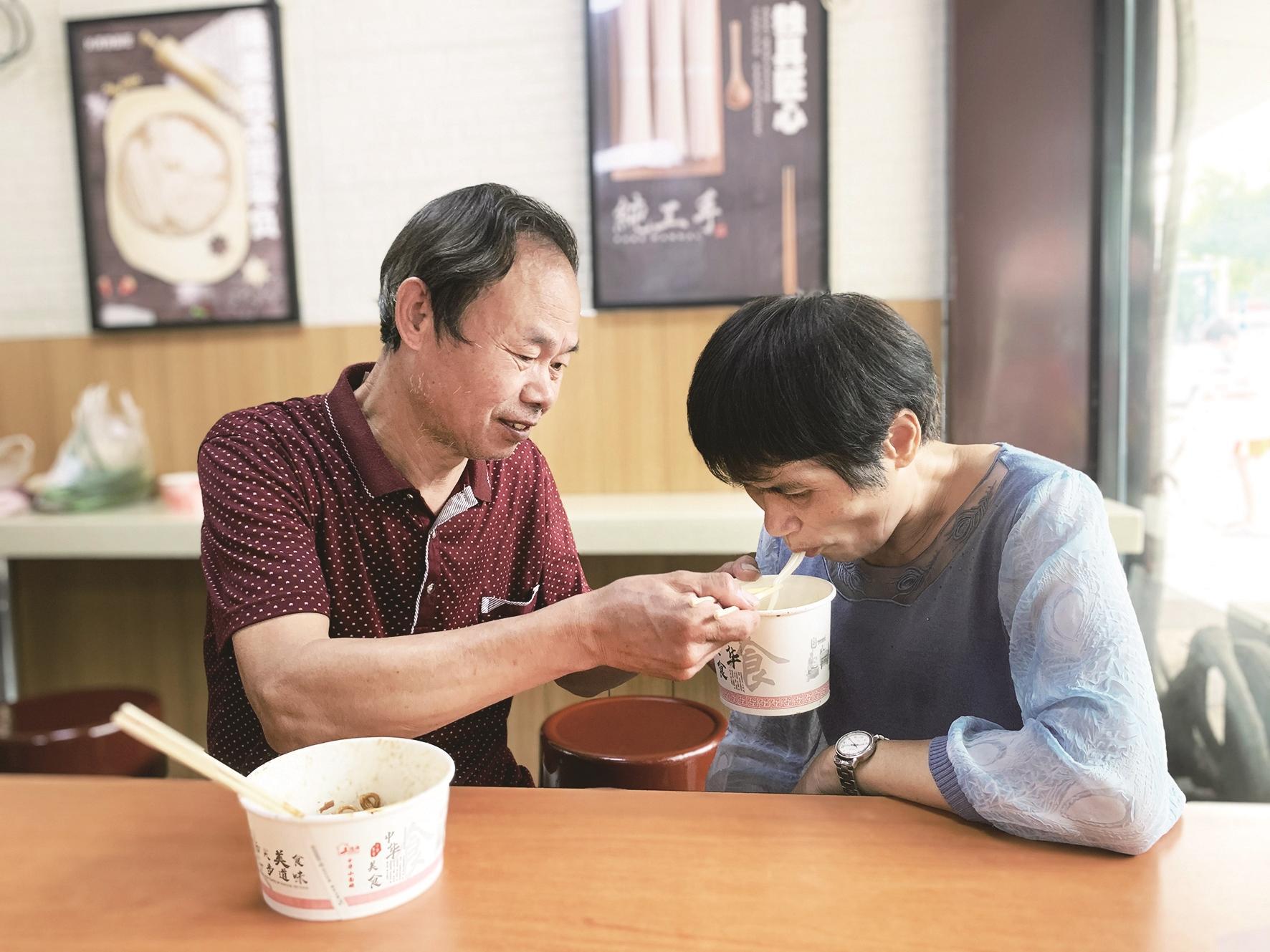 杨爱国给妻子喂饭