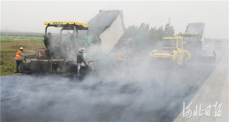 2021年8月22日，河北省尚义县八道沟镇境内的张尚高速公路施工现场工人进行铺油作业。张尚高速公路全长约73公里，位于河北省张家口北部地区，东起张北县，与张石高速公路连接；西至冀蒙界，与内蒙古准兴高速公路相接。这条线路将进一步完善河北省高速公路网和区域公路网布局，对加强内蒙古与河北的经济联动具有重要意义。 目前，该高速项目路面基础、桥梁、涵洞、层面铺油等重要工程均完成百分之九十以上。工人们加班加点，抢抓工期，力争9月底峻工试运行。 通讯员 武殿森 摄影报道
