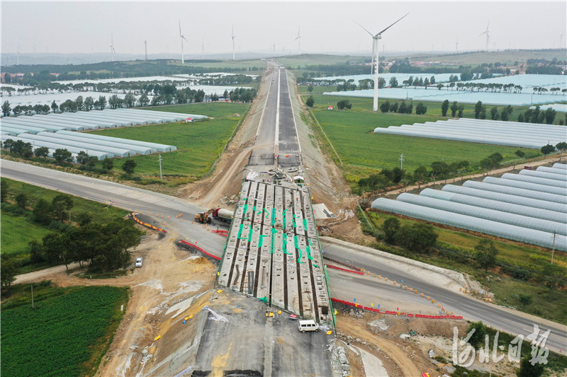 2021年8月22日拍摄的河北省尚义县七甲乡境内的张尚高速公路施工现场（无人机照片）。