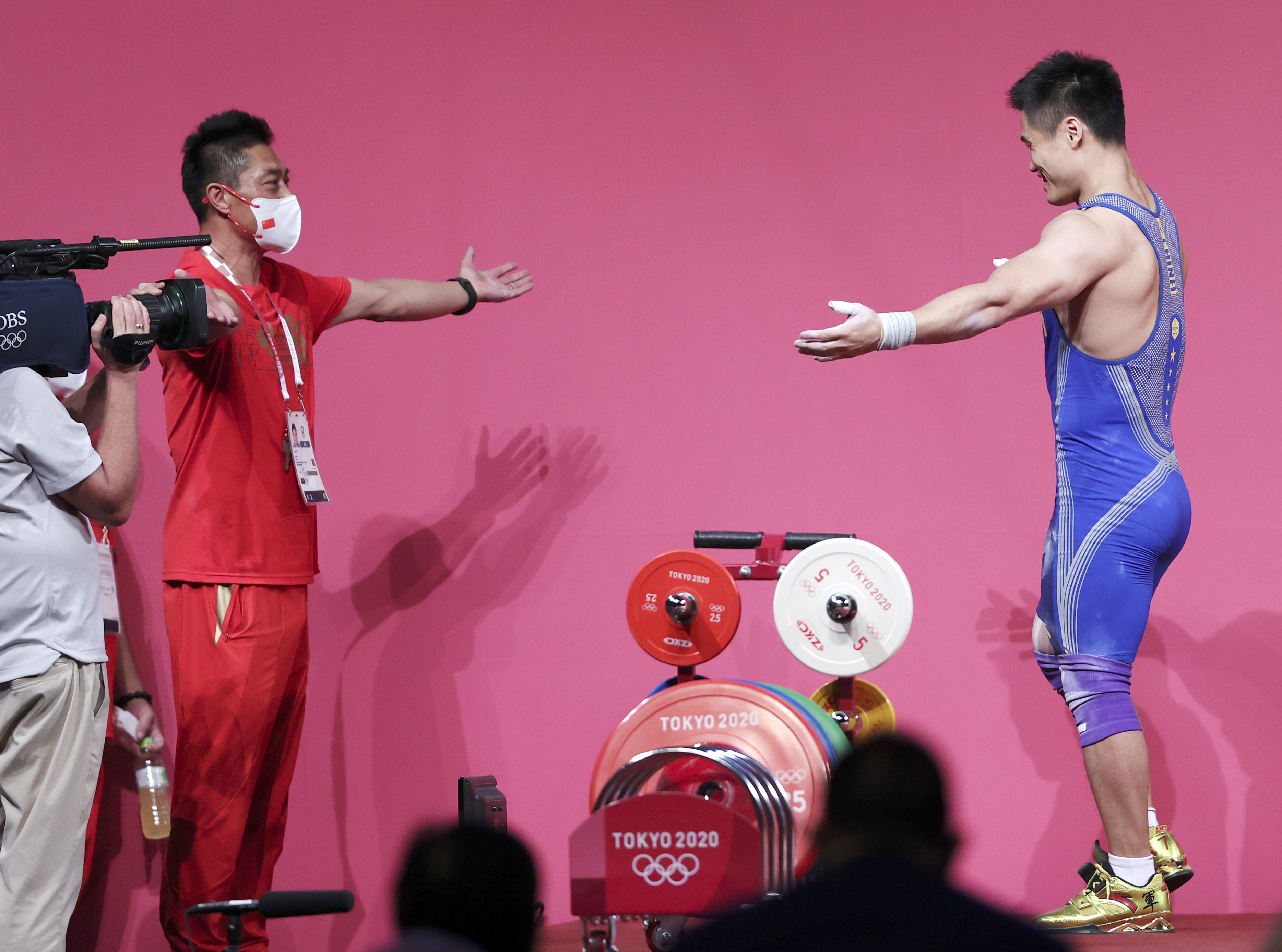 师徒俩赛后拥抱庆祝。图/新华社