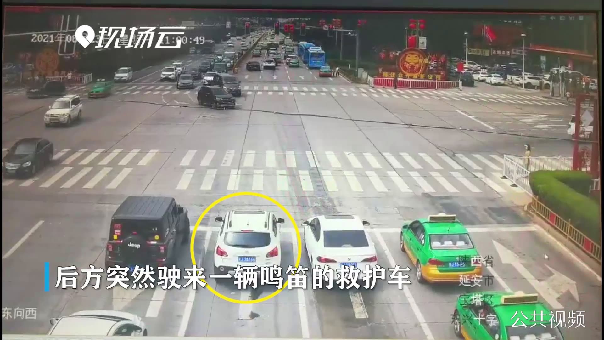 轿车闯红灯让出生命通道 交警：取消处罚