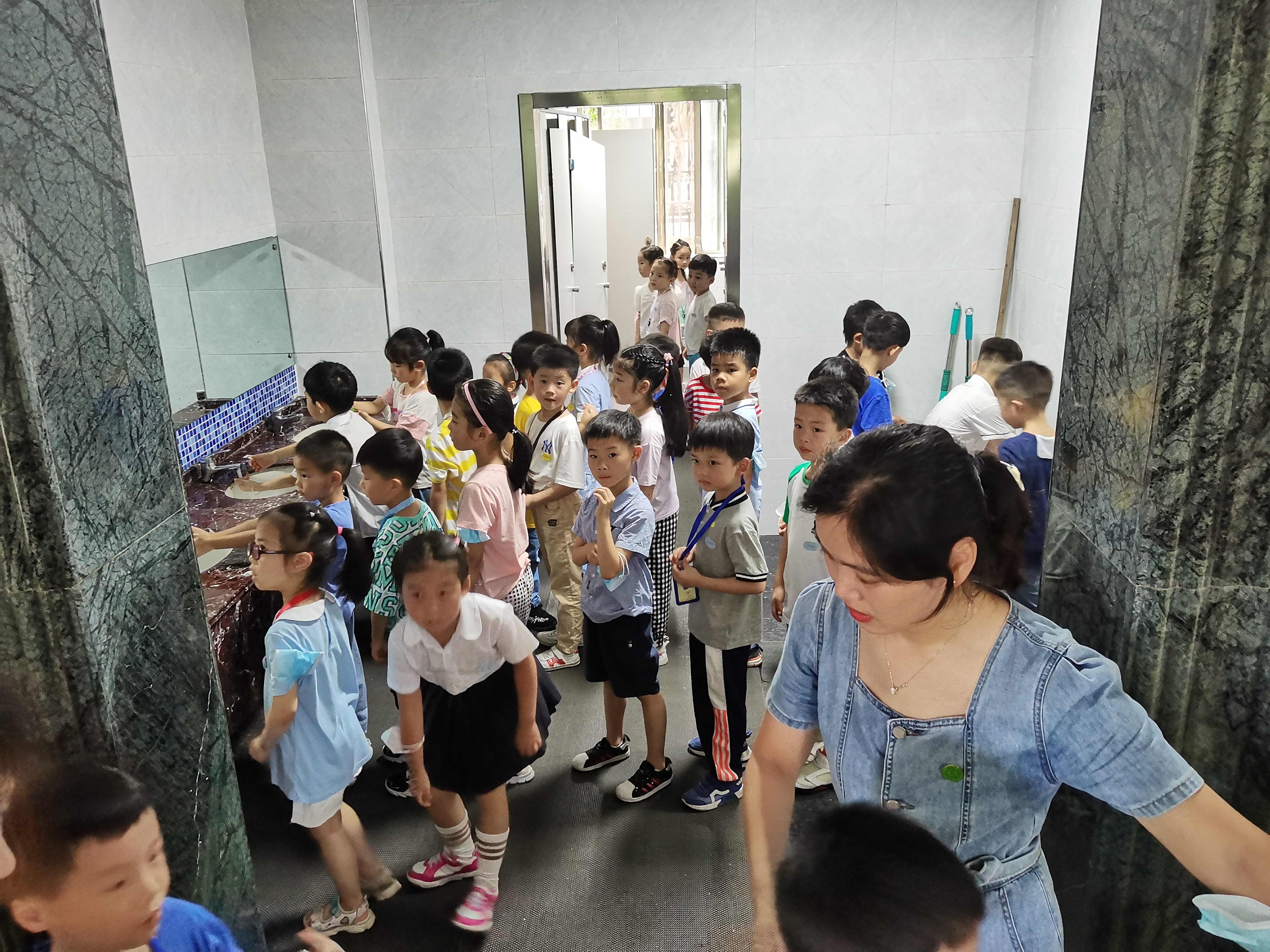 小学的一天是怎样的杭州市长青小学举行新生入学适应性训练活动