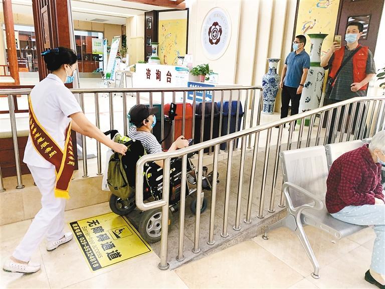 交大一附院大兴善寺院区的无障碍通道对坐轮椅的人十分友好。　　（记者 袁玥 摄）