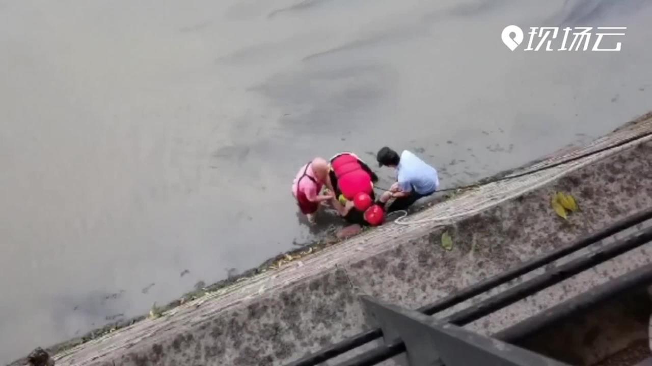 大哥醒醒,你掉水裡啦_鳳凰網視頻_鳳凰網