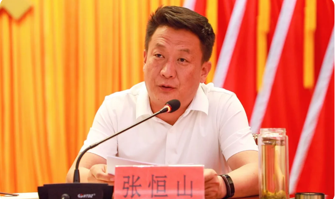 市委组织部副部长孙连中宣读省委,市委决定:张恒山同志担任中共金川区