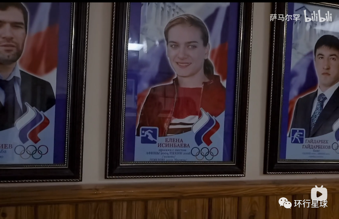 体育馆中挂着伊辛巴耶娃的照片