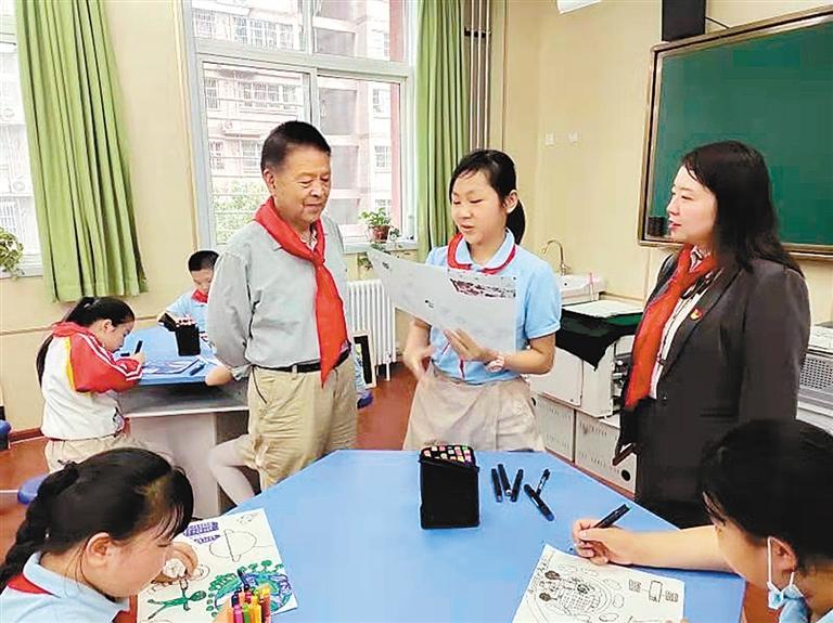 王为编和少先队员交流 受访者供图