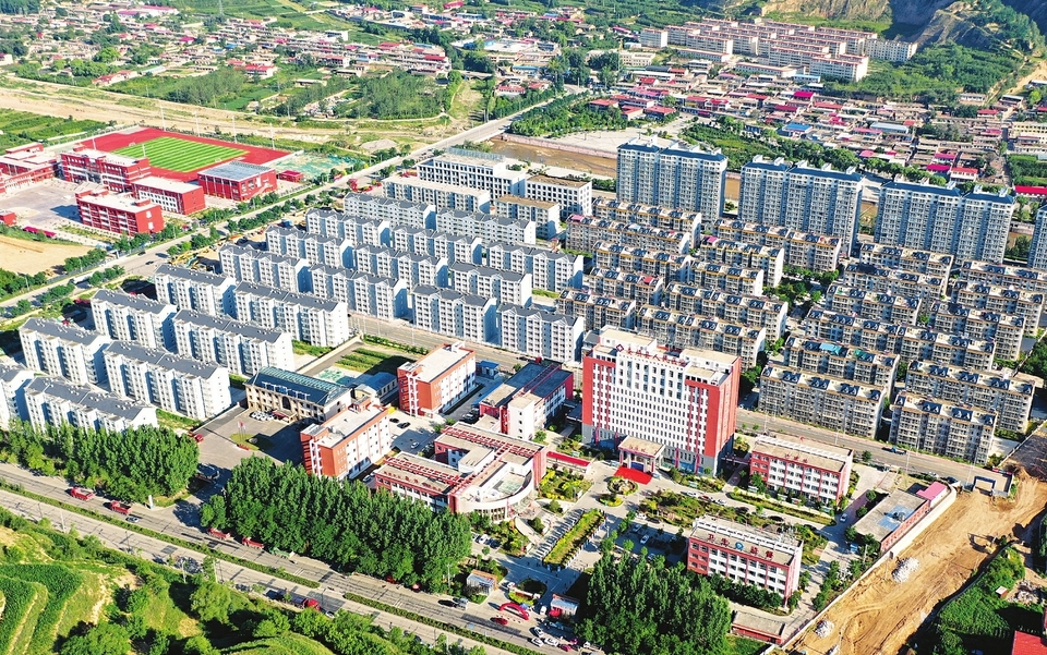 8月21日,鸟瞰娄烦县采煤沉陷区搬迁安置项目,一排排民居整齐排列,附近