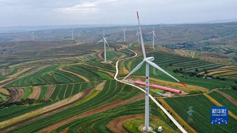 当梯田邂逅风机定西通渭这边风景独好