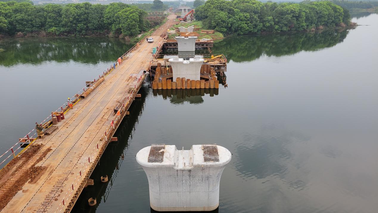杭衢铁路十里丰大桥水中墩施工顺利完成