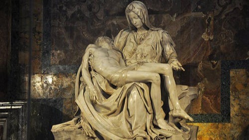 圣彼得大教堂的内部装饰华丽米开朗基罗的圣母怜子像最惹人注意