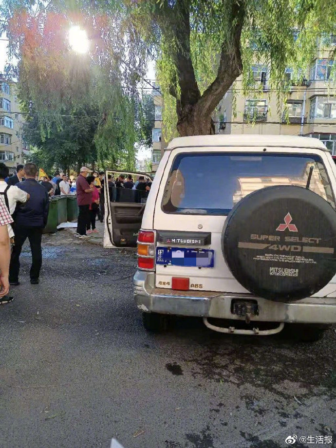 哈尔滨一越野车夜市路段连撞5人 其中1人已身亡