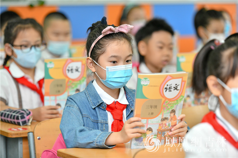 小学生在朗诵诗歌。梁琪佳摄