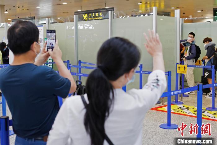 旅客与家人道别。　殷立勤 摄