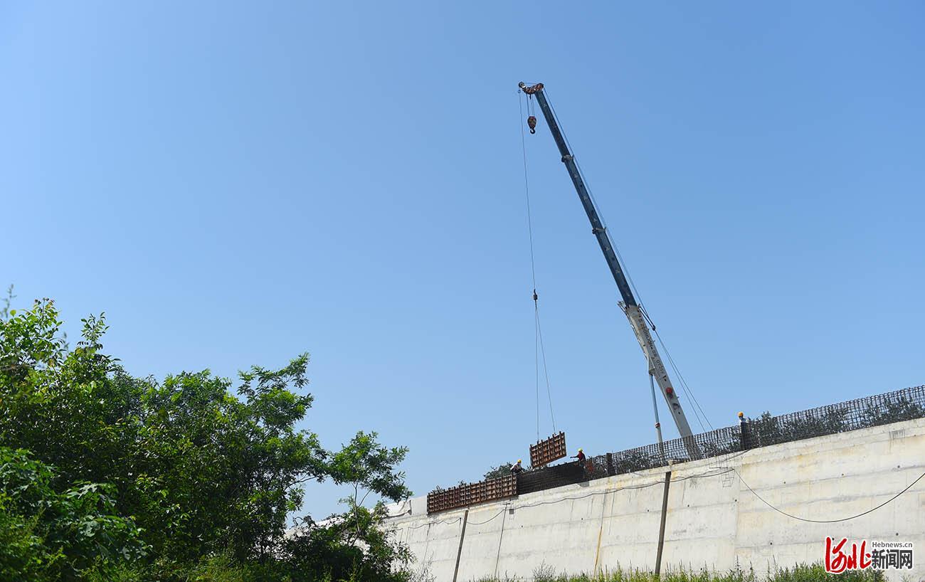 2021年8月24日，建设者在国道337与国道107交叉跨线桥现场加紧施工。河北日报记者赵永辉摄影报道