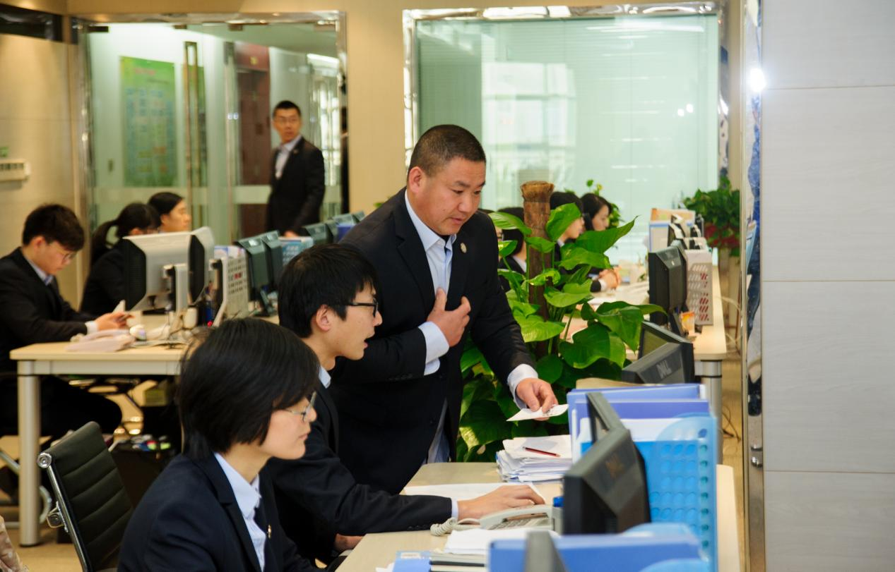 从鄞州区智慧城管坐席员到人民调解员他是如何做到的