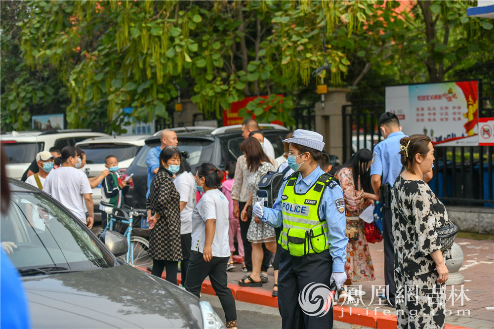 交警上岗开展道路交通疏导工作。梁琪佳摄