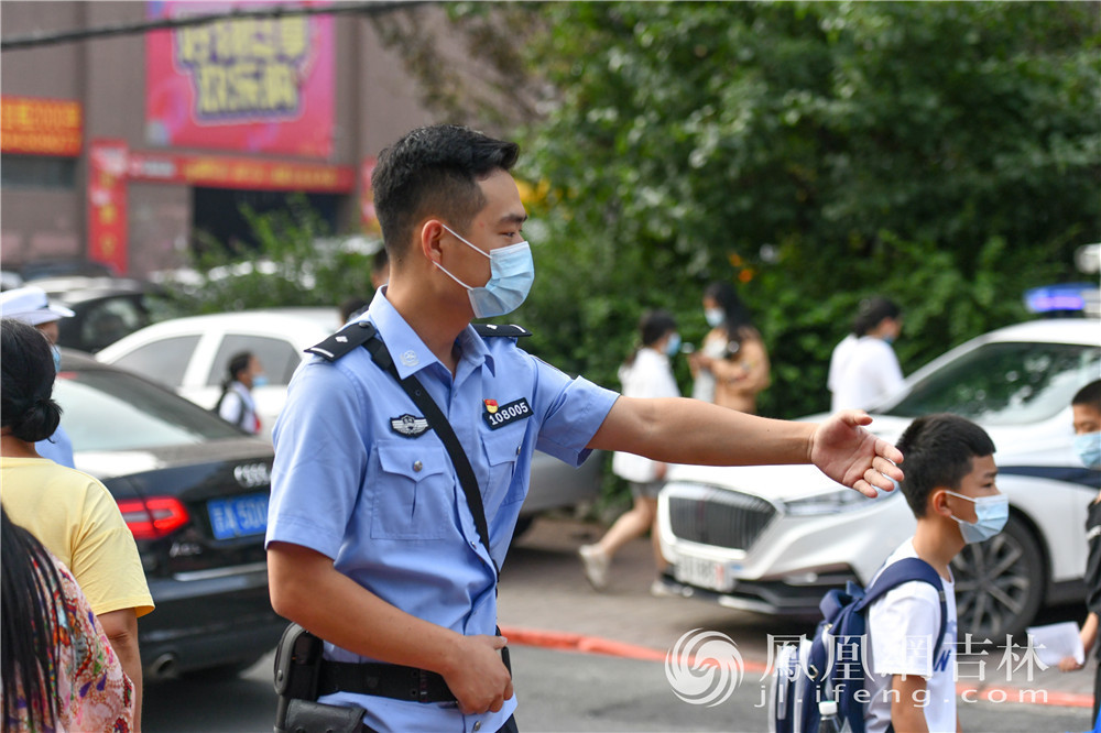 属地民警开展巡逻防控工作。梁琪佳摄