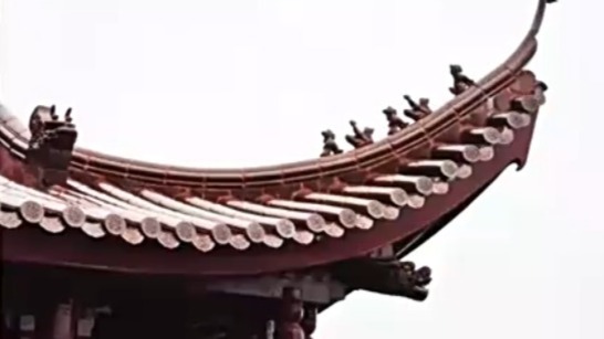许多中国传统建筑壮观气派，还能从屋顶中窥见房屋主人的身份地位