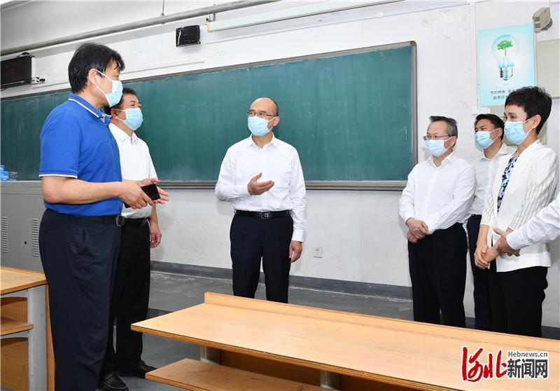 8月25日,省长许勤在石家庄市调研检查。这是许勤来到河北师范大学,实地检查进出测温、扫健康码、验行程卡等措施落实情况,到教室、食堂了解环境消杀、错峰就餐等疫情防控方案准备工作。 河北日报记者孟宇光摄