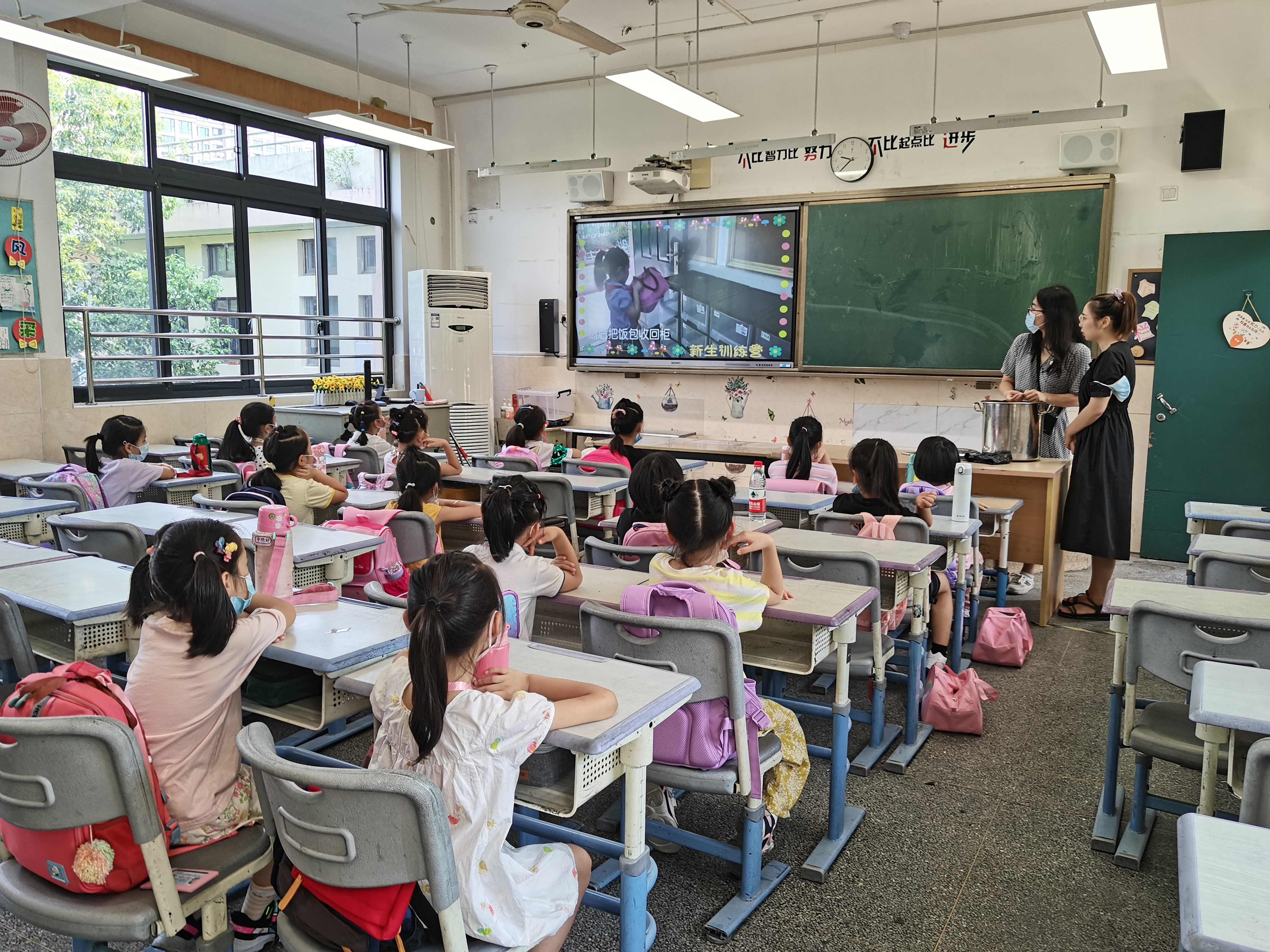 小学的一天是怎样的杭州市长青小学举行新生入学适应性训练活动
