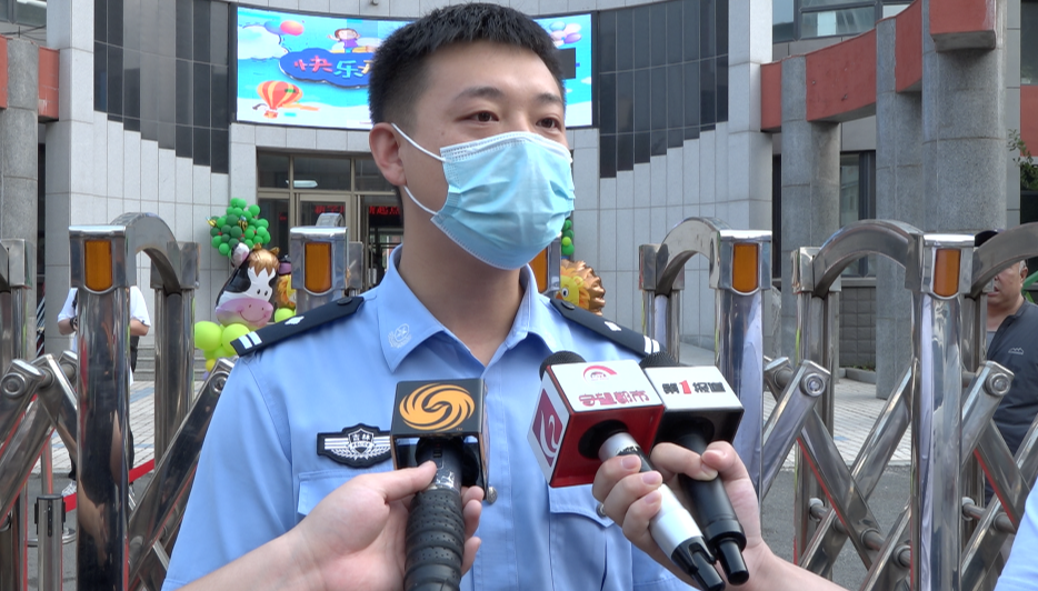 吉林省公安厅内保总队支队长许敏接受媒体采访.