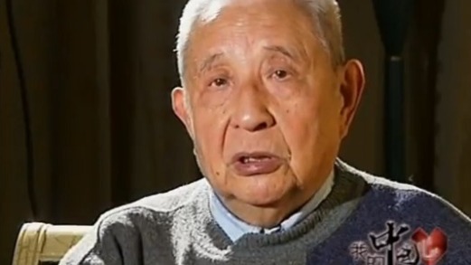 剧作家夏衍对副刊感兴趣，以黄似为笔名发表文章《从点戏说起》