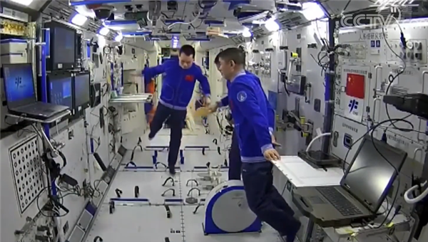 航天员在空间站打乒乓球 刘国梁：期待与你们切磋球技