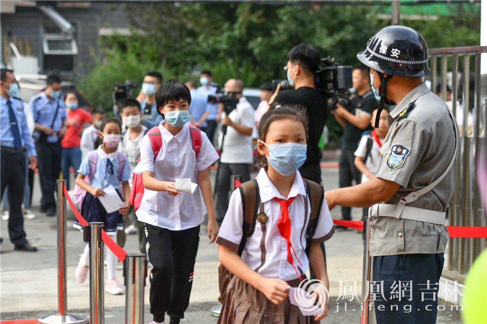学生提交十四天健康监测记录。梁琪佳摄