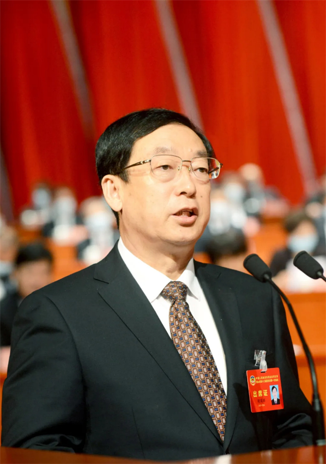 胡国辉受政协唐山市第十二届委员会常务委员会委托,向大会作工作报告.