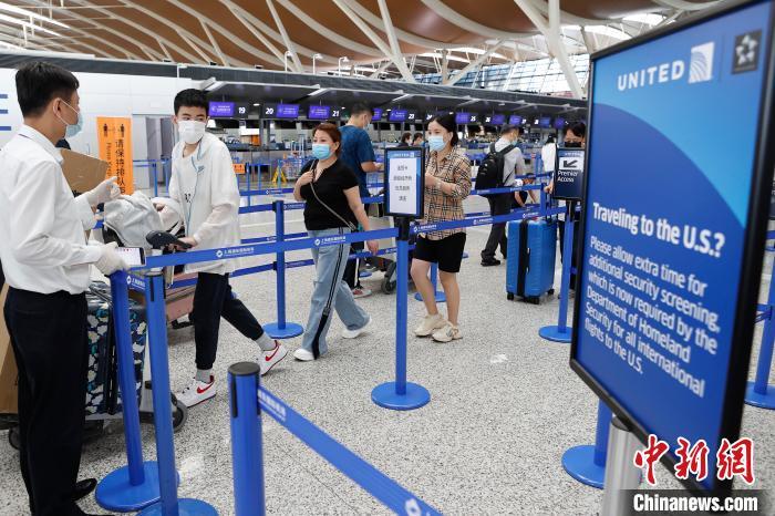 旅客有序排队等待办理登机手续。　殷立勤 摄