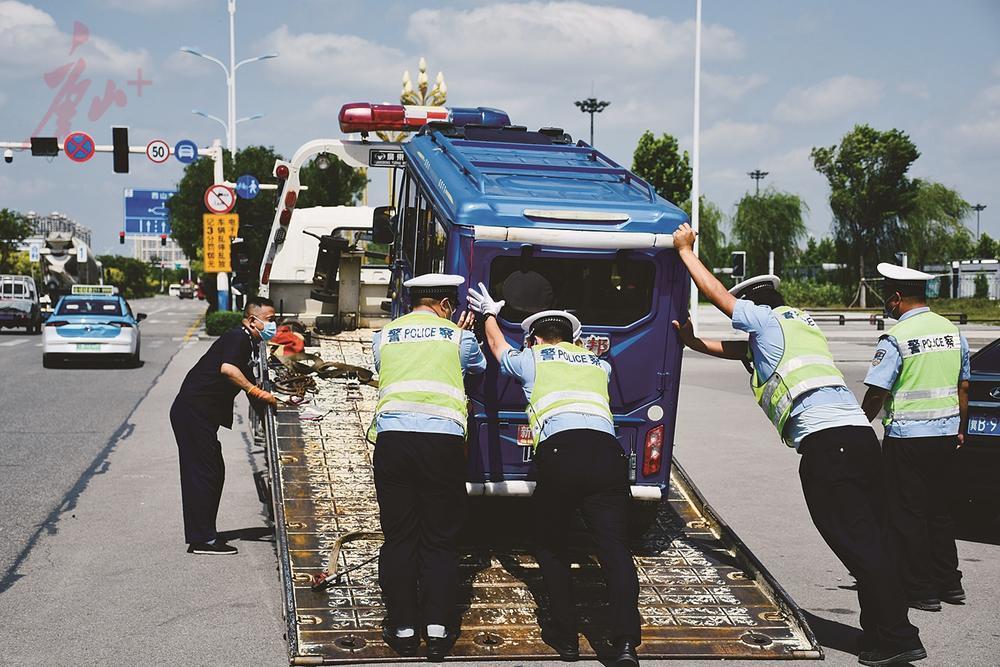 唐山交警部门严查非法营运三轮车