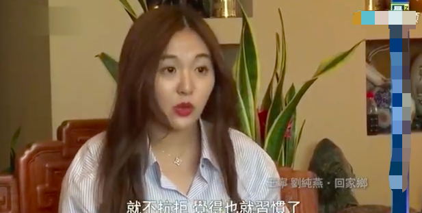 刘纯燕罕晒一家三口合照，王宁搂妻女画面温馨，女儿高颜值神似爸