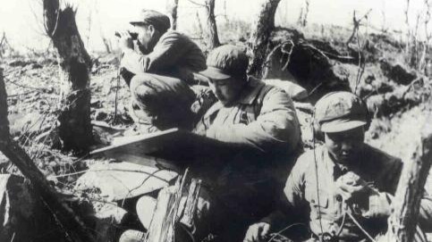 抗美援朝：志愿军利用美军炮弹弹坑构筑防御工事