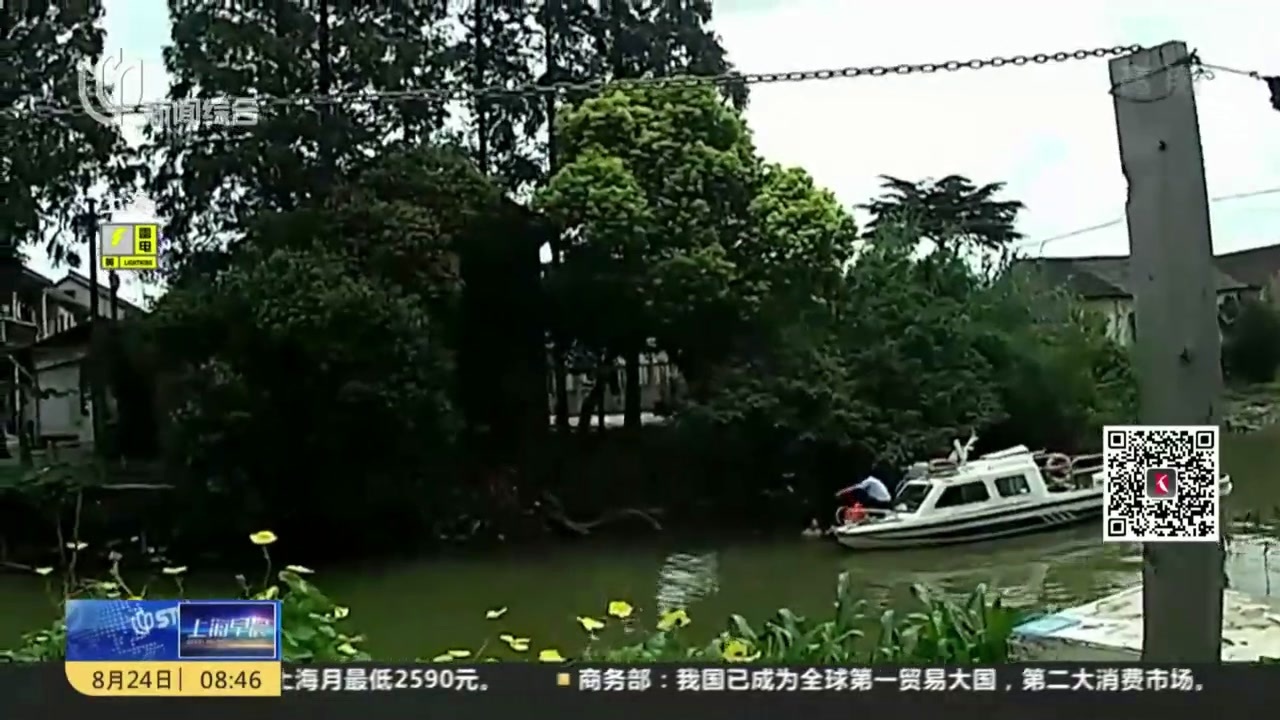 男子下河摸鱼泳裤脱落  因被众人围观不敢上岸