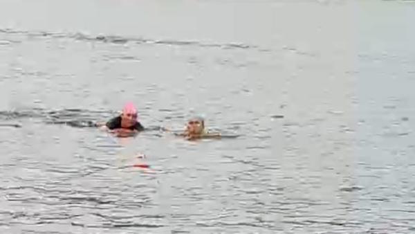 不会游泳的女子带娃游湘江，自己被水冲走急忙呼救