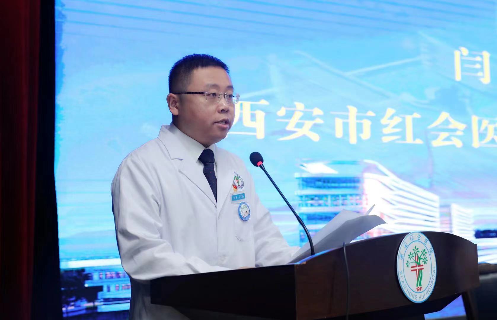 西安市红会医院党委委员、医务部部长闫亮介绍医疗保障安排情况
