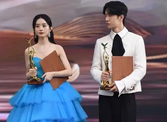 王一博“二搭”风波后现身 摘掉与赵丽颖“同款项链”避嫌