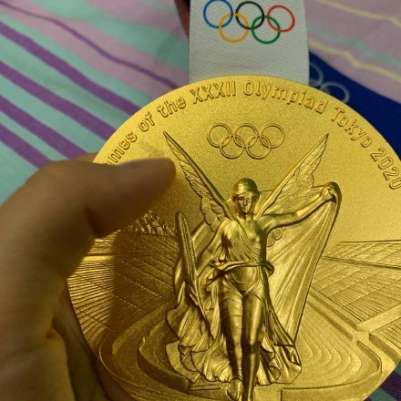 尴尬：东京奥运会金牌掉了一层皮 日本制造就这？